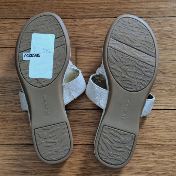Cream Flower Sandals - Brand new! - Picture 4 of 7